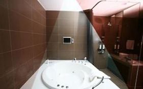 Tria Hotel